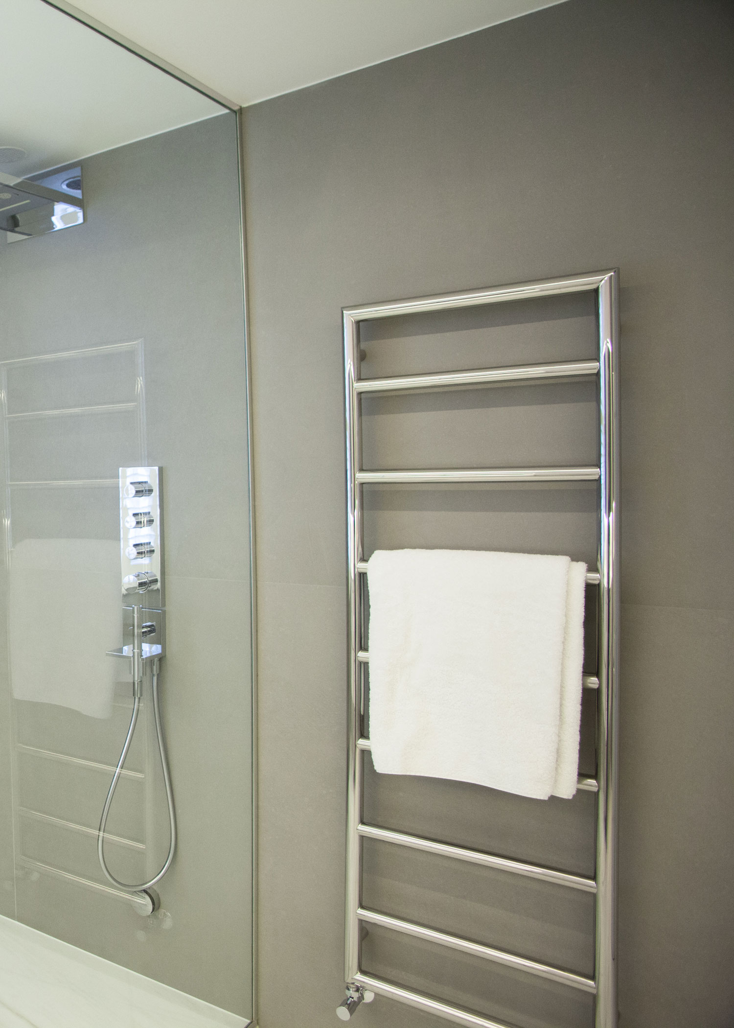 Jis heated 2025 towel rails